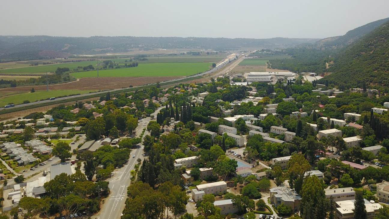 שכונת מגורים בקיבוץ, מבט מלמעלה